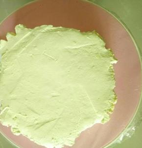 盖上蛋糕片，全部抹上奶油