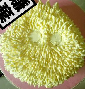 奶油装入裱花袋，挤出羽毛状，把眼睛的位置留出来