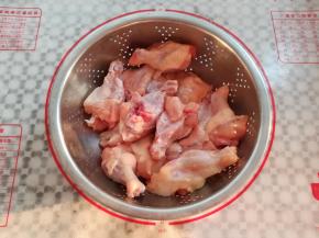 鸡根翅洗净滤干水份