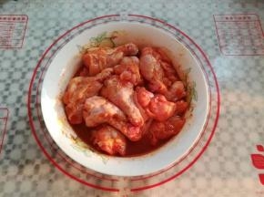 把鸡根翅放入腌料里腌制2小时以上
