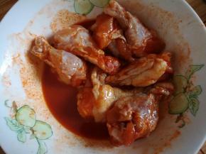 可以在鸡根翅上扎一些小洞，让其更容易入味