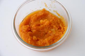 1南瓜切片上锅蒸熟，压成泥