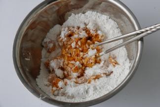 2加入细砂糖，搅匀，南瓜甜就少加糖，不甜的多加点糖，加入糯米粉