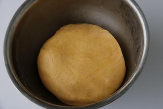 3揉成光滑的面团，保鲜膜覆盖醒十分钟。