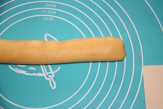 4把面团搓成长条。