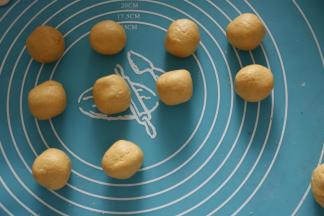 6把小剂子搓圆，捏成圆片