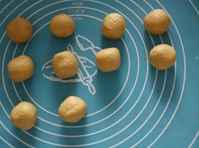 6把小剂子搓圆，捏成圆片