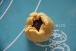 7包入豆沙馅，收口捏紧，