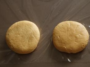 8按成饼状。