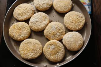 10不沾锅加热，放少许油，油锅温热后，放入南瓜饼，小火慢慢煎至两面金黄即可食用。