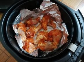 把鸡根翅放入铺了锡纸的空气炸锅里，空气炸锅预热后160度烤20分钟，中途取出炸篮给鸡根翅翻面，继续烤到时间结束