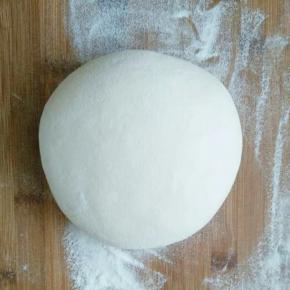 将酵母和牛奶混合倒入面粉，和成较软的面团覆盖，发酵到两倍大