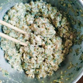 将猪五花肉切丁，芹菜去除老叶，嫩叶留着一块剁碎，调入料酒，生抽五香粉，葱姜，拌匀，然后倒入一汤匙油拌匀，腌制半小时