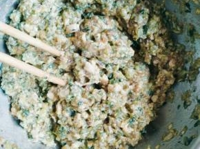 将猪五花肉切丁，芹菜去除老叶，嫩叶留着一块剁碎，调入料酒，生抽五香粉，葱姜，拌匀，然后倒入一汤匙油拌匀，腌制半小时