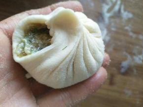 两手拿折拇指不动，食指拉起第二折第三折，以此类推捏折的同时手指轻轻向上提住折这样后边更好操作折会更均匀