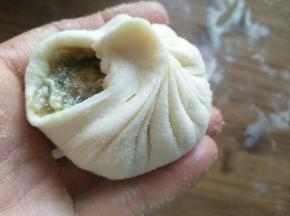 两手拿折拇指不动，食指拉起第二折第三折，以此类推捏折的同时手指轻轻向上提住折这样后边更好操作折会更均匀