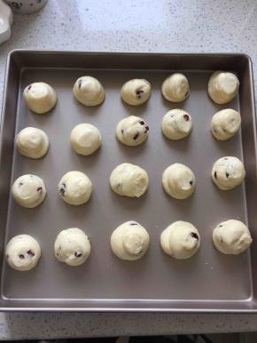 用的是28*28的黄金烤盘，挤大小约25克左右一个的面团，方子大概可以做20个。然后放入烤箱上小火170度25分钟左右即可。