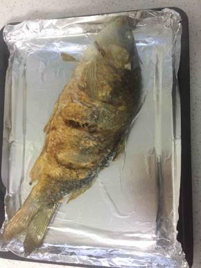 把煎好的鱼放入烤盘