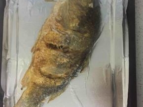 把煎好的鱼放入烤盘