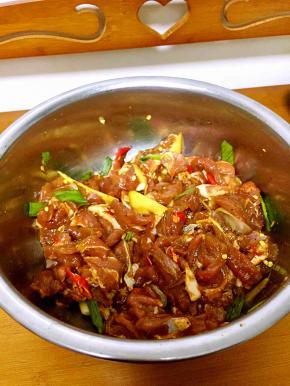将羊肉切条，加入料酒、生抽、一点点盐、五香粉、孜然粉、辣椒粉、葱姜、喜辣的可加入适量干辣椒丝拌匀，腌制半个小时左右。