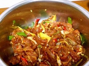 将羊肉切条，加入料酒、生抽、一点点盐、五香粉、孜然粉、辣椒粉、葱姜、喜辣的可加入适量干辣椒丝拌匀，腌制半个小时左右。