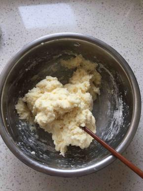 麻薯预拌粉加入奶粉、白糖盐搅拌均匀，然后加入打散的鸡蛋液和纯牛奶混合均匀。