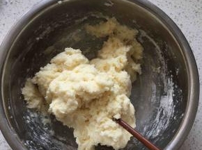 麻薯预拌粉加入奶粉、白糖盐搅拌均匀，然后加入打散的鸡蛋液和纯牛奶混合均匀。