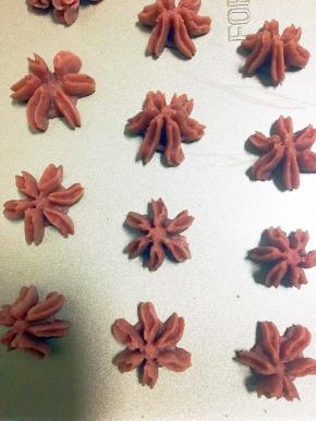 装入裱花袋（选择樱花裱花头）挤在烤盘上