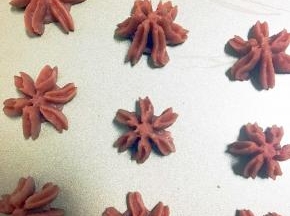 装入裱花袋（选择樱花裱花头）挤在烤盘上