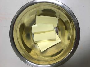 黄油室温软化，用手指可以戳成一个洞