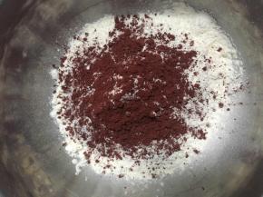 把过筛好的低粉和红曲粉倒入，盐加入，翻拌均匀