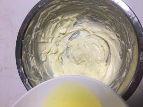 分两次倒入蛋白搅拌至融合