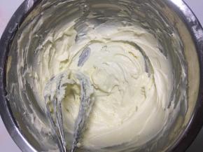 加糖粉打发至发白