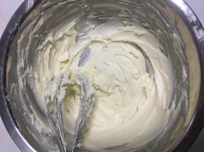 加糖粉打发至发白