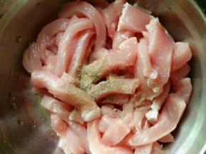 胡椒粉少许