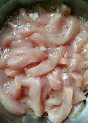 用手抓匀，腌制十分钟