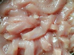 用手抓匀，腌制十分钟