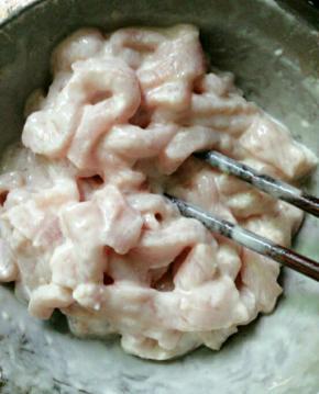 腌好了倒进淀粉，每块肉都裹上淀粉
