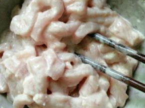 腌好了倒进淀粉，每块肉都裹上淀粉