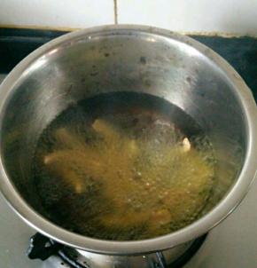 锅里倒油烧至八成热，用筷子将肉一个个的夹进油锅，中火炸，夹肉的时候尽量快点