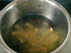 锅里倒油烧至八成热，用筷子将肉一个个的夹进油锅，中火炸，夹肉的时候尽量快点