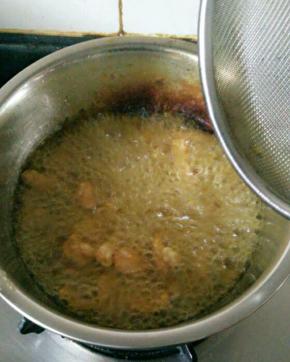 锅里油再次大火烧热，将所有肉都倒进去炸30秒捞出控油，千万不要炸老了