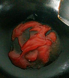 炒锅倒一丁点油，下番茄酱，这里大概倒了小半瓶