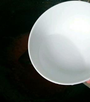 翻炒几下倒进半碗水