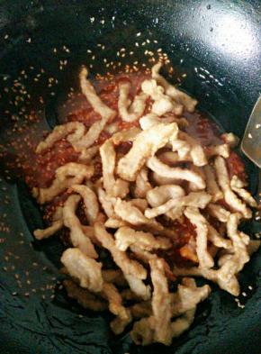 待番茄汁煮至稍微浓稠了倒进炸好的里脊肉，关火，翻炒均匀，肉都裹上番茄汁就好了，装盘享用吧