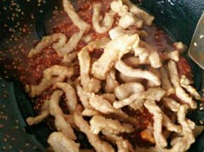 待番茄汁煮至稍微浓稠了倒进炸好的里脊肉，关火，翻炒均匀，肉都裹上番茄汁就好了，装盘享用吧