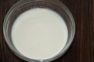 1纯牛奶、淡奶油、炼乳、细砂糖放在一个碗里，用手动打蛋器搅拌至细砂糖融化，也可以做温水加快融化，注15—20克之间，放多了会腻的，你懂的。。。。。