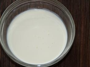 1纯牛奶、淡奶油、炼乳、细砂糖放在一个碗里，用手动打蛋器搅拌至细砂糖融化，也可以做温水加快融化，注15—20克之间，放多了会腻的，你懂的。。。。。
