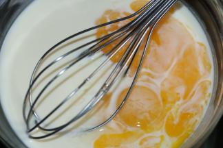 2搅匀后加入蛋黄，搅拌均匀。