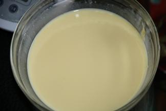 3变成淡黄色的蛋挞液，一定注意不要打发，搅拌均匀即可。